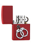 Widok z przodu zapalniczka Zippo Red Matte z emblematem w postaci srebrnych kajdanek otwarta