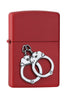 Widok z przodu kąt 3/4 zapalniczka Zippo Red Matte z emblematem w postaci srebrnych kajdanek 