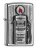 Widok z przodu kąt 3/4 zapalniczka Zippo emblemat z dystrybutorem paliwa z płomieniem Zippo
