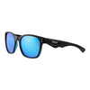 Widok z przodu 3/4 Kątowe okulary przeciwsłoneczne Zippo, czarne, kwadratowe, niebieskie soczewki