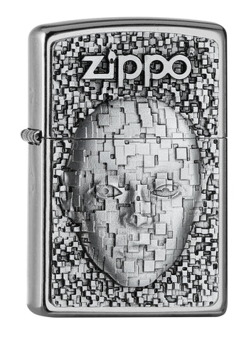 Widok z przodu kąt 3/4 zapalniczka Zippo emblemat z logo Zippo i twarzą złożoną z wielu małych kwadracików