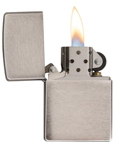 Widok z przodu zapalniczka Zippo Chrome Brushed model podstawowy otwarta z płomieniem 