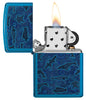 Zapalniczka Zippo z przodu, otwarta i zapalona, w kolorze niebieskim o wysokim połysku, z ilustracjami stworzeń morskich w stylu sztuki aborygeńskiej.