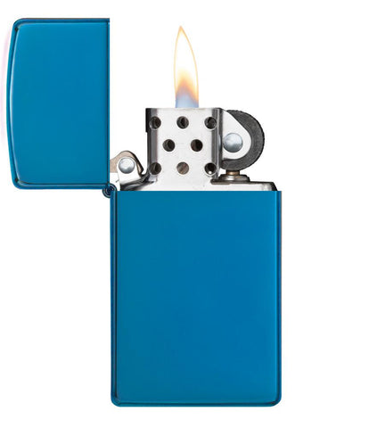 Widok z przodu zapalniczka Zippo Slim szafirowy niebieski model podstawowy otwarta z płomieniem 