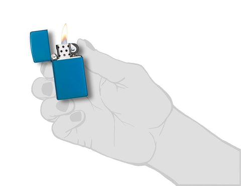 Widok z przodu zapalniczka Zippo Slim szafirowy niebieski model podstawowy otwarta z płomieniem w stylizowanej dłoni