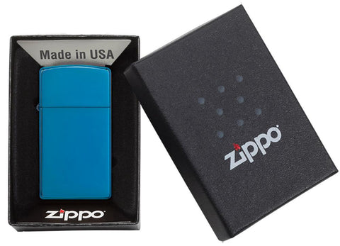 Widok z przodu zapalniczka Zippo Slim szafirowy niebieski model podstawowy w otwartym opakowaniu prezentowym