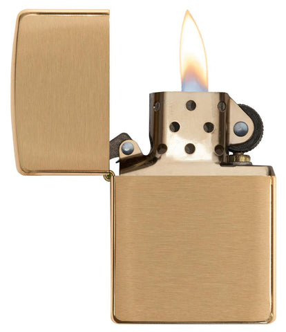 Widok z przodu zapalniczka Zippo Brass Brushed model podstawowy otwarta z płomieniem