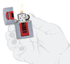 Budka telefoniczna Zippo Lighter Red z London Online Only otwierana płomieniem w stylizowanej dłoni