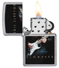 Zapalniczka Zippo z przodu chromowana, otwarta i zapalona z kolorowym wizerunkiem Erica Claptona grającego na gitarze