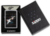 Zapalniczka Zippo, przód chrom z kolorowym wizerunkiem Erica Claptona grającego na gitarze, w pudełku
