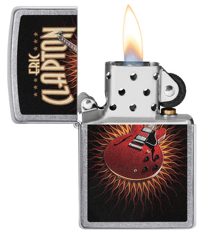 Zapalniczka Zippo z przodu chromowana, otwarta i zapalona z kolorowym wizerunkiem czerwonej gitary Erica Claptona