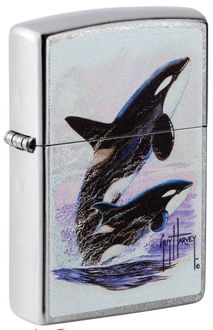 Zapalniczka Zippo widok z przodu ¾ kąta chromowana z kolorową ilustracją dwóch wielorybów zabójców narysowaną przez Guy'a Harvey'a