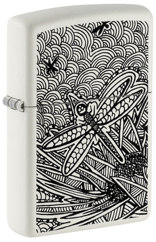Zapalniczka Zippo widok z przodu ¾ kąta biały mat z ilustracją ważki w stylu sztuki aborygeńskiej