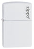 Widok z przodu kąt 3/4 zapalniczka Zippo biała matowa model podstawowy z logo Zippo