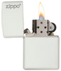 Widok z przodu zapalniczka Zippo biała matowa model podstawowy z logo Zippo otwarta z płomieniem
