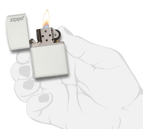 Widok z przodu zapalniczka Zippo biała matowa model podstawowy z logo Zippo otwarta z płomieniem w stylizowanej dłoni