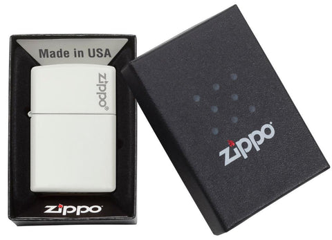 Widok z przodu zapalniczka Zippo biała matowa model podstawowy z logo Zippo w otwartym opakowaniu