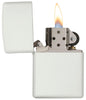 Widok z przodu zapalniczka Zippo biała matowa model podstawowy otwarta z płomieniem