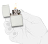 Widok z przodu zapalniczka Zippo biała matowa model podstawowy otwarta z płomieniem w stylizowanej dłoni