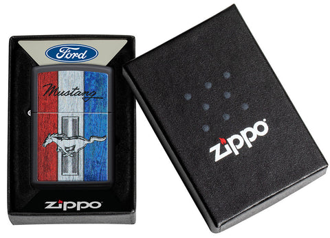 Zapalniczka Zippo z przodu czarna matowa z kolorowym wizerunkiem logo Ford Mustang w pudełku upominkowym Forda