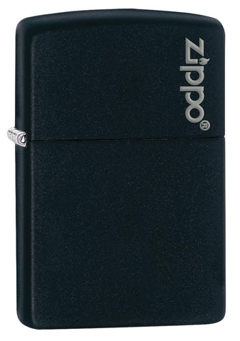 Widok z przodu kąt 3/4 zapalniczka Zippo Black Matte model podstawowy z logo Zippo 