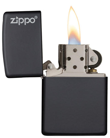 Widok z przodu zapalniczka Zippo Black Matte model podstawowy z logo Zippo otwarta z płomieniem