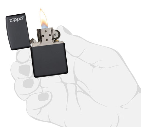 Widok z przodu zapalniczka Zippo Black Matte model podstawowy z logo Zippo otwarta z płomieniem w stylizowanej dłoni