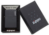 Widok z przodu zapalniczka Zippo Black Matte model podstawowy z logo Zippo w otwartym opakowaniu prezentowym