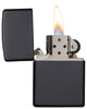 Widok z przodu zapalniczka Zippo Media Chrome Black Matte otwarta z płomieniem