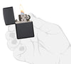 Widok z przodu zapalniczka Zippo Media Chrome Black Matte otwarta z płomieniem w stylizowanej dłoni