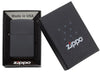 Widok z przodu zapalniczka Zippo Media Chrome Black Matte w otwartym opakowaniu prezentowym