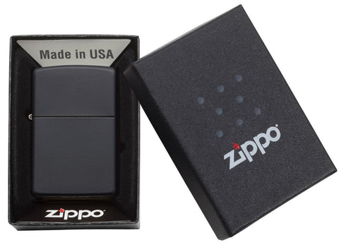 Widok z przodu zapalniczka Zippo Black Matte model podstawowy w otwartym opakowaniu prezentowym