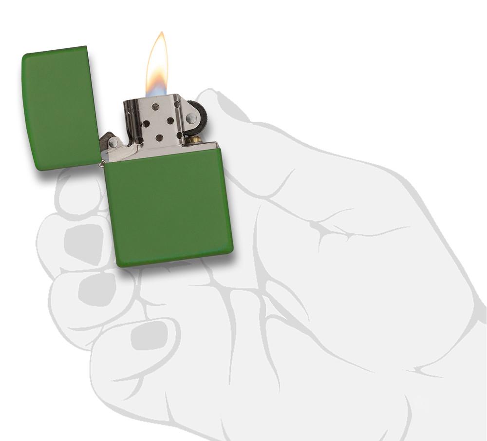 Zapalniczka Zippo Moss Green Matte model podstawowy otwarta z płomieniem w stylizowanej dłoni