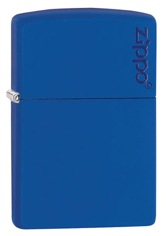 Widok z przodu kąt 3/4 zapalniczka Zippo Royal Blue Matte model podstawowy z logo Zippo