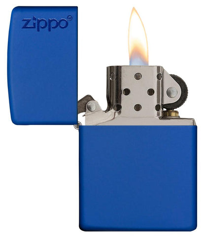 Widok z przodu zapalniczka Zippo Royal Blue Matte model podstawowy z logo Zippo otwarta z płomieniem