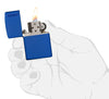 Widok z przodu zapalniczka Zippo Royal Blue Matte model podstawowy z logo Zippo otwarta z płomieniem w stylizowanej dłoni