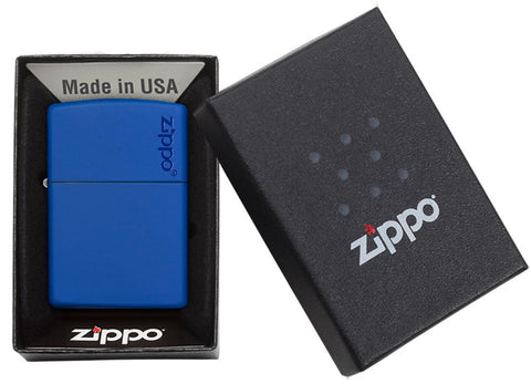 Widok z przodu zapalniczka Zippo Royal Blue Matte model podstawowy z logo Zippo w otwartym opakowaniu prezentowym
