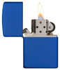 Widok z przodu zapalniczka Zippo Royal Blue Matte model podstawowy otwarta z płomieniem