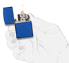 Widok z przodu zapalniczka Zippo Royal Blue Matte model podstawowy otwarta z płomieniem w stylizowanej dłoni