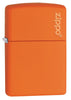 Widok z przodu kąt 3/4 zapalniczka Zippo Orange Matte model podstawowy z logo Zippo