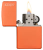 Widok z przodu zapalniczka Zippo Orange Matte model podstawowy z logo Zippo otwarta z płomieniem