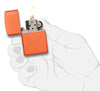 Widok z przodu zapalniczka Zippo Orange Matte model podstawowy z logo Zippo otwarta z płomieniem w stylizowanej dłoni