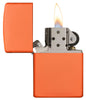 Widok z przodu zapalniczka Zippo Orange Matte model podstawowy otwarta z płomieniem