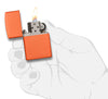 Widok z przodu zapalniczka Zippo Orange Matte model podstawowy otwarta z płomieniem w stylizowanej dłoni