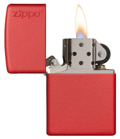 Widok z przodu zapalniczka Zippo Red Matte z logo Zippo otwarta z płomieniem