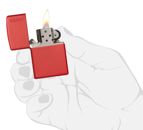 Widok z przodu zapalniczka Zippo Red Matte z logo Zippo otwarta z płomieniem w stylizowanej dłoni