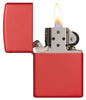 Widok z przodu zapalniczka Zippo Red Matte model podstawowy otwarta z płomieniem