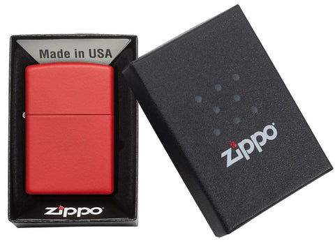 Widok z przodu zapalniczka Zippo Red Matte model podstawowy w otwartym opakowaniu prezentowym