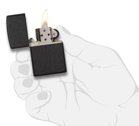 Widok z przodu zapalniczka Zippo Black Crackle model podstawowy otwarta z płomieniem w stylizowanej dłoni