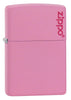 Widok z przodu kąt 3/4 zapalniczka Zippo Pink Matte model podstawowy z logo Zippo